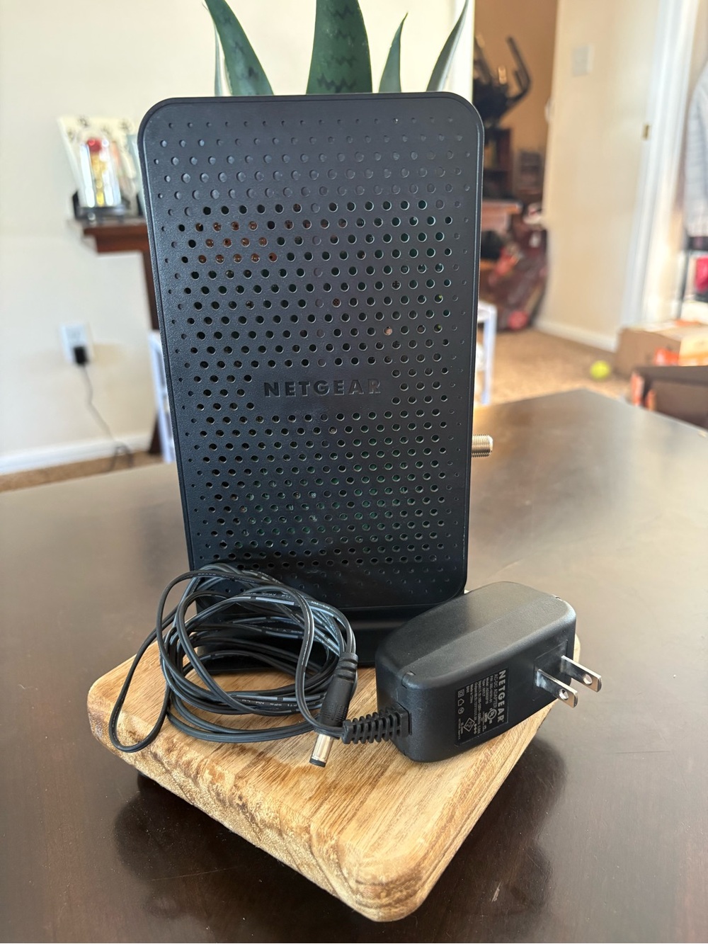 NETGEAR N300 WiFi Cable Modem Router - Picture 2 of 3